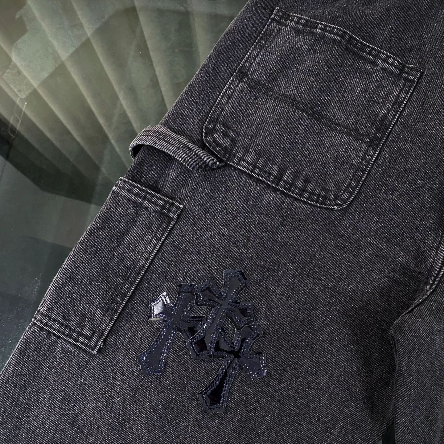 P270 CH Chromehearts limited edition work jeans denim logging pants, cabinet price 34W level, patchwork cross pattern embellishment, washed jeans! ! An absolutely high-end luxury product, a 1.9W-level god-level single product, a super popular product, made by top heavy industry, a magic weapon that cannot be missed! [About Zangyin] This is an extremely luxurious fashion brand that can also be called the aristocracy of the high street. It has always been an exclusive brand for some hipsters or rich second generations. Compared with ordinary high streets, it is more luxurious and noble. Compared with luxury brands, it is more fashionable and individual. It has always been a brand that I have a special liking for. [Top heavy industry fashion design] Consistently high-street luxury style. Speaking of this style, the Zangyin family and GU family are definitely the leading representative brands. Especially the Zangyin family has really achieved a state-of-the-art effect in creating high-street style. The unique washed material is used to create this style. The color system is already quite eye-catching. After it is decorated with patchwork cross flowers, it cleverly highlights the charm of the brand. Secondly, this style uses classic The high-waist cutting design highlights the long legs and fashionable temperament of the upper body. The brand is highly recognizable and the slim fit configuration is more suitable for daily wear. It is a product that interprets personality, fashion, and specifications at a glance. This single product is enough to make any fan excited. It can be a white T-shirt for a youthful college style, or a tight suspender for a royal style. It has strong matching ability and can be easily controlled by men.  [Materials and craftsmanship] Needless to say, this point goes without saying. As an excellent craftsman brand, Zangyin’s requirements for details and craftsmanship are really perfect. The washed color of this model has gone through so many processes, not to mention the embellishment of denim appliques. It is also purely hand-made and sewn. Just like what they believe in, only hand-made things have soul and have the meaning of wear. A top-notch heavy-duty fashionable denim item, I look forward to your perfect interpretation! !  Color: black gray Size: 28-34